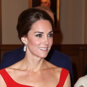 La duchesse Catherine de Cambridge, en robe Preen by Thornton Bregazzi et portant la broche feuille d'érable qui appartenait jadis à la reine mère, lors de la réception organisée en l'honneur du prince William et d'elle-même le 26 septembre 2016 à la Maison du Gouvernement de Victoria, en Colombie-Britannique, au troisième jour de leur visite officielle au Canada.
Le prince William et Catherine Kate Middleton, la duchesse de Cambridge assistent à la "Black Rod Ceremony" à la "Government House" à Victoria, dans le cadre de leur voyage officiel au Canada 26 september 2016 The Duke of Cambridge attends a 'Black Rod Ceremony' during a reception at Government House in Victoria, during the third day of their tour of Canada.26/09/2016 - Victoria