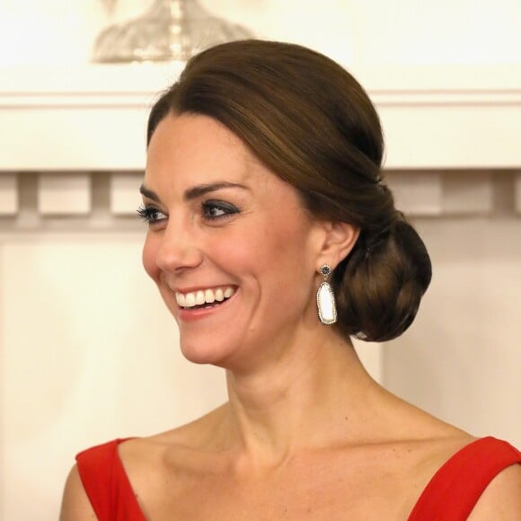 La duchesse Catherine de Cambridge, en robe Preen by Thornton Bregazzi et portant la broche feuille d'érable qui appartenait jadis à la reine mère, lors de la réception organisée en l'honneur du prince William et d'elle-même le 26 septembre 2016 à la Maison du Gouvernement de Victoria, en Colombie-Britannique, au troisième jour de leur visite officielle au Canada.
Le prince William et Catherine Kate Middleton, la duchesse de Cambridge assistent à la "Black Rod Ceremony" à la "Government House" à Victoria, dans le cadre de leur voyage officiel au Canada 26 september 2016 The Duke of Cambridge attends a 'Black Rod Ceremony' during a reception at Government House in Victoria, during the third day of their tour of Canada.26/09/2016 - Victoria