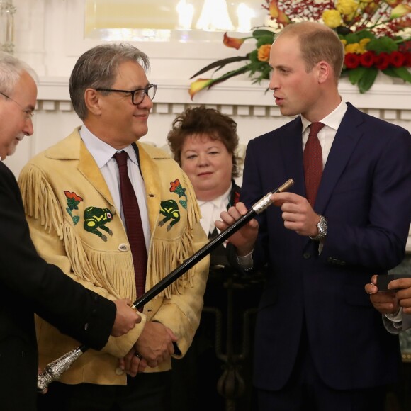 Le prince William a joué un rôle actif dans la cérémonie de réconciliation entre des chefs de la communauté indigène de Colombie-Britannique et le gouvernement, aidant à placer une bague symbolique sur le sceptre noir du jubilé de diamant, juste avant la réception organisée en son honneur et celui de la duchesse Catherine de Cambridge le 26 septembre 2016 à la Maison du Gouvernement de Victoria, au troisième jour de leur visite officielle au Canada.