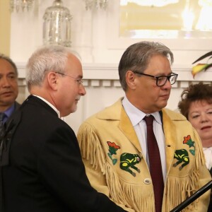 Le prince William a joué un rôle actif dans la cérémonie de réconciliation entre des chefs de la communauté indigène de Colombie-Britannique et le gouvernement, aidant à placer une bague symbolique sur le sceptre noir du jubilé de diamant, juste avant la réception organisée en son honneur et celui de la duchesse Catherine de Cambridge le 26 septembre 2016 à la Maison du Gouvernement de Victoria, au troisième jour de leur visite officielle au Canada.