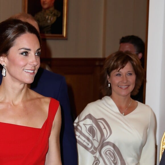 La duchesse Catherine de Cambridge, en robe Preen by Thornton Bregazzi et portant la broche feuille d'érable qui appartenait jadis à la reine mère, lors de la réception organisée en l'honneur du prince William et d'elle-même le 26 septembre 2016 à la Maison du Gouvernement de Victoria, en Colombie-Britannique, au troisième jour de leur visite officielle au Canada.
Le prince William et Catherine Kate Middleton, la duchesse de Cambridge assistent à la "Black Rod Ceremony" à la "Government House" à Victoria, dans le cadre de leur voyage officiel au Canada 26 september 2016 The Duke of Cambridge attends a 'Black Rod Ceremony' during a reception at Government House in Victoria, during the third day of their tour of Canada.26/09/2016 - Victoria