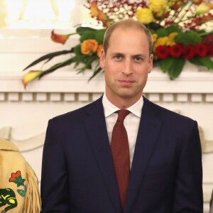 Le prince William a joué un rôle actif dans la cérémonie de réconciliation entre des chefs de la communauté indigène de Colombie-Britannique et le gouvernement, aidant à placer une bague symbolique sur le sceptre noir du jubilé de diamant, juste avant la réception organisée en son honneur et celui de la duchesse Catherine de Cambridge le 26 septembre 2016 à la Maison du Gouvernement de Victoria, au troisième jour de leur visite officielle au Canada.