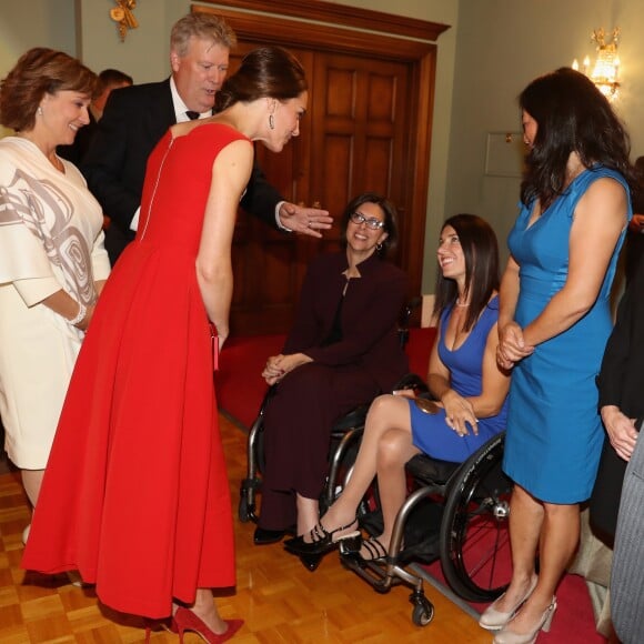 La duchesse Catherine de Cambridge, en robe Preen by Thornton Bregazzi et portant la broche feuille d'érable qui appartenait jadis à la reine mère, lors de la réception organisée en l'honneur du prince William et d'elle-même le 26 septembre 2016 à la Maison du Gouvernement de Victoria, en Colombie-Britannique, au troisième jour de leur visite officielle au Canada.
Le prince William et Catherine Kate Middleton, la duchesse de Cambridge assistent à la "Black Rod Ceremony" à la "Government House" à Victoria, dans le cadre de leur voyage officiel au Canada 26 september 2016 The Duke of Cambridge attends a 'Black Rod Ceremony' during a reception at Government House in Victoria, during the third day of their tour of Canada.26/09/2016 - Victoria