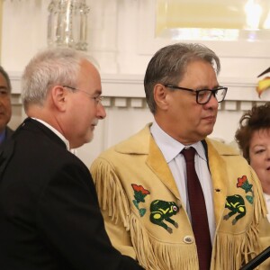 Le prince William a joué un rôle actif dans la cérémonie de réconciliation entre des chefs de la communauté indigène de Colombie-Britannique et le gouvernement, aidant à placer une bague symbolique sur le sceptre noir du jubilé de diamant, juste avant la réception organisée en son honneur et celui de la duchesse Catherine de Cambridge le 26 septembre 2016 à la Maison du Gouvernement de Victoria, au troisième jour de leur visite officielle au Canada.