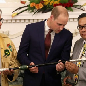 Le prince William a joué un rôle actif dans la cérémonie de réconciliation entre des chefs de la communauté indigène de Colombie-Britannique et le gouvernement, aidant à placer une bague symbolique sur le sceptre noir du jubilé de diamant, juste avant la réception organisée en son honneur et celui de la duchesse Catherine de Cambridge le 26 septembre 2016 à la Maison du Gouvernement de Victoria, au troisième jour de leur visite officielle au Canada.