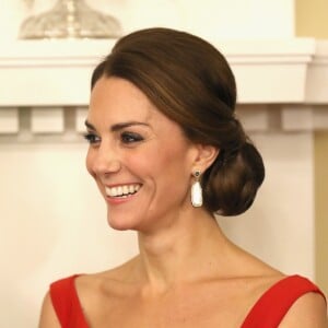 La duchesse Catherine de Cambridge, en robe Preen by Thornton Bregazzi et portant la broche feuille d'érable qui appartenait jadis à la reine mère, lors de la réception organisée en l'honneur du prince William et d'elle-même le 26 septembre 2016 à la Maison du Gouvernement de Victoria, en Colombie-Britannique, au troisième jour de leur visite officielle au Canada.
Le prince William et Catherine Kate Middleton, la duchesse de Cambridge assistent à la "Black Rod Ceremony" à la "Government House" à Victoria, dans le cadre de leur voyage officiel au Canada 26 september 2016 The Duke of Cambridge attends a 'Black Rod Ceremony' during a reception at Government House in Victoria, during the third day of their tour of Canada.26/09/2016 - Victoria