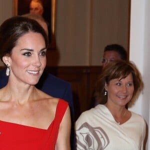 La duchesse Catherine de Cambridge, en robe Preen by Thornton Bregazzi et portant la broche feuille d'érable qui appartenait jadis à la reine mère, lors de la réception organisée en l'honneur du prince William et d'elle-même le 26 septembre 2016 à la Maison du Gouvernement de Victoria, en Colombie-Britannique, au troisième jour de leur visite officielle au Canada.
Le prince William et Catherine Kate Middleton, la duchesse de Cambridge assistent à la "Black Rod Ceremony" à la "Government House" à Victoria, dans le cadre de leur voyage officiel au Canada 26 september 2016 The Duke of Cambridge attends a 'Black Rod Ceremony' during a reception at Government House in Victoria, during the third day of their tour of Canada.26/09/2016 - Victoria