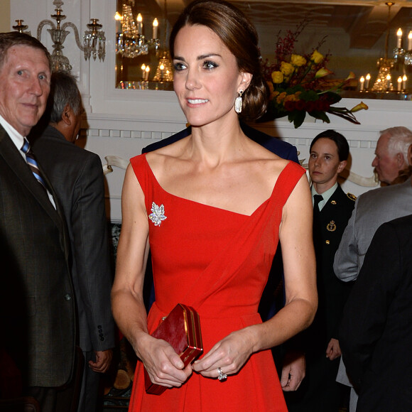 La duchesse Catherine de Cambridge, en robe Preen by Thornton Bregazzi et portant la broche feuille d'érable qui appartenait jadis à la reine mère, lors de la réception organisée en l'honneur du prince William et d'elle-même le 26 septembre 2016 à la Maison du Gouvernement de Victoria, en Colombie-Britannique, au troisième jour de leur visite officielle au Canada.
Le prince William et Catherine Kate Middleton, la duchesse de Cambridge assistent à la "Black Rod Ceremony" à la "Government House" à Victoria, dans le cadre de leur voyage officiel au Canada 26 september 2016 The Duke of Cambridge attends a 'Black Rod Ceremony' during a reception at Government House in Victoria, during the third day of their tour of Canada.26/09/2016 - Victoria