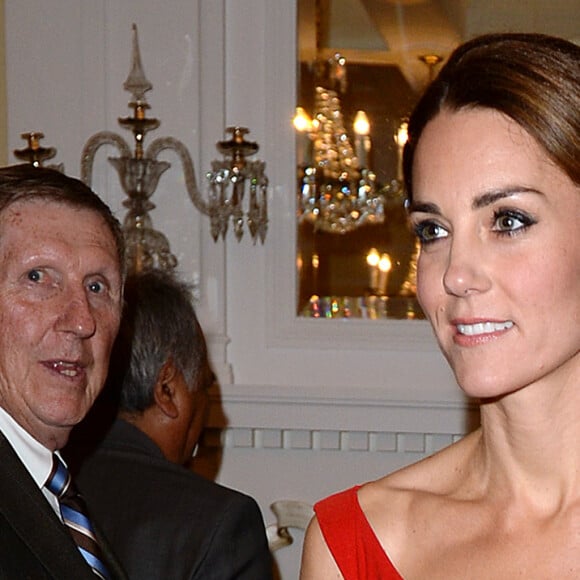 La duchesse Catherine de Cambridge, en robe Preen by Thornton Bregazzi et portant la broche feuille d'érable qui appartenait jadis à la reine mère, lors de la réception organisée en l'honneur du prince William et d'elle-même le 26 septembre 2016 à la Maison du Gouvernement de Victoria, en Colombie-Britannique, au troisième jour de leur visite officielle au Canada.
Le prince William et Catherine Kate Middleton, la duchesse de Cambridge assistent à la "Black Rod Ceremony" à la "Government House" à Victoria, dans le cadre de leur voyage officiel au Canada 26 september 2016 The Duke of Cambridge attends a 'Black Rod Ceremony' during a reception at Government House in Victoria, during the third day of their tour of Canada.26/09/2016 - Victoria