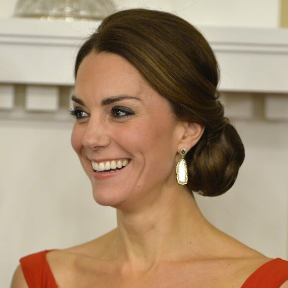 La duchesse Catherine de Cambridge, en robe Preen by Thornton Bregazzi et portant la broche feuille d'érable qui appartenait jadis à la reine mère, lors de la réception organisée en l'honneur du prince William et d'elle-même le 26 septembre 2016 à la Maison du Gouvernement de Victoria, en Colombie-Britannique, au troisième jour de leur visite officielle au Canada.
Le prince William et Catherine Kate Middleton, la duchesse de Cambridge assistent à la "Black Rod Ceremony" à la "Government House" à Victoria, dans le cadre de leur voyage officiel au Canada 26 september 2016 The Duke of Cambridge attends a 'Black Rod Ceremony' during a reception at Government House in Victoria, during the third day of their tour of Canada.26/09/2016 - Victoria