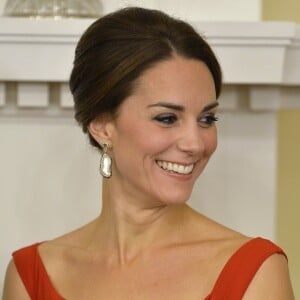 La duchesse Catherine de Cambridge, en robe Preen by Thornton Bregazzi et portant la broche feuille d'érable qui appartenait jadis à la reine mère, lors de la réception organisée en l'honneur du prince William et d'elle-même le 26 septembre 2016 à la Maison du Gouvernement de Victoria, en Colombie-Britannique, au troisième jour de leur visite officielle au Canada.
Le prince William et Catherine Kate Middleton, la duchesse de Cambridge assistent à la "Black Rod Ceremony" à la "Government House" à Victoria, dans le cadre de leur voyage officiel au Canada 26 september 2016 The Duke of Cambridge attends a 'Black Rod Ceremony' during a reception at Government House in Victoria, during the third day of their tour of Canada.26/09/2016 - Victoria