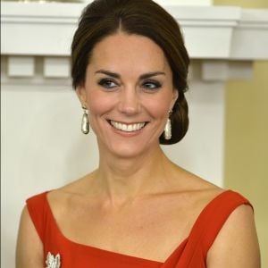 La duchesse Catherine de Cambridge, en robe Preen by Thornton Bregazzi et portant la broche feuille d'érable qui appartenait jadis à la reine mère, lors de la réception organisée en l'honneur du prince William et d'elle-même le 26 septembre 2016 à la Maison du Gouvernement de Victoria, en Colombie-Britannique, au troisième jour de leur visite officielle au Canada.
Le prince William et Catherine Kate Middleton, la duchesse de Cambridge assistent à la "Black Rod Ceremony" à la "Government House" à Victoria, dans le cadre de leur voyage officiel au Canada 26 september 2016 The Duke of Cambridge attends a 'Black Rod Ceremony' during a reception at Government House in Victoria, during the third day of their tour of Canada.26/09/2016 - Victoria