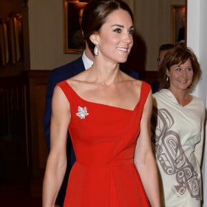 La duchesse Catherine de Cambridge, en robe Preen by Thornton Bregazzi et portant la broche feuille d'érable qui appartenait jadis à la reine mère, lors de la réception organisée en l'honneur du prince William et d'elle-même le 26 septembre 2016 à la Maison du Gouvernement de Victoria, en Colombie-Britannique, au troisième jour de leur visite officielle au Canada.
Le prince William et Catherine Kate Middleton, la duchesse de Cambridge assistent à la "Black Rod Ceremony" à la "Government House" à Victoria, dans le cadre de leur voyage officiel au Canada 26 september 2016 The Duke of Cambridge attends a 'Black Rod Ceremony' during a reception at Government House in Victoria, during the third day of their tour of Canada.26/09/2016 - Victoria