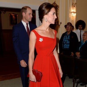 Le prince William et la duchesse Catherine de Cambridge, en robe Preen by Thornton Bregazzi et portant la broche feuille d'érable qui appartenait jadis à la reine mère, lors de la réception organisée en l'honneur du prince William et d'elle-même le 26 septembre 2016 à la Maison du Gouvernement de Victoria, en Colombie-Britannique, au troisième jour de leur visite officielle au Canada.
Le prince William et Catherine Kate Middleton, la duchesse de Cambridge assistent à la "Black Rod Ceremony" à la "Government House" à Victoria, dans le cadre de leur voyage officiel au Canada 26 september 2016 The Duke of Cambridge attends a 'Black Rod Ceremony' during a reception at Government House in Victoria, during the third day of their tour of Canada.26/09/2016 - Victoria