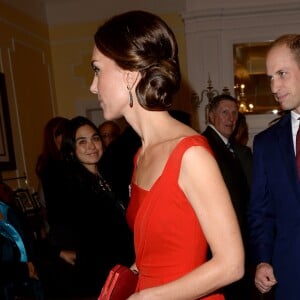 Le prince William et la duchesse Catherine de Cambridge, en robe Preen by Thornton Bregazzi et portant la broche feuille d'érable qui appartenait jadis à la reine mère, lors de la réception organisée en l'honneur du prince William et d'elle-même le 26 septembre 2016 à la Maison du Gouvernement de Victoria, en Colombie-Britannique, au troisième jour de leur visite officielle au Canada.
Le prince William et Catherine Kate Middleton, la duchesse de Cambridge assistent à la "Black Rod Ceremony" à la "Government House" à Victoria, dans le cadre de leur voyage officiel au Canada 26 september 2016 The Duke of Cambridge attends a 'Black Rod Ceremony' during a reception at Government House in Victoria, during the third day of their tour of Canada.26/09/2016 - Victoria