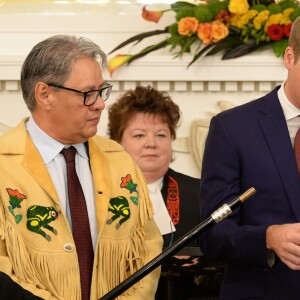 Le prince William a joué un rôle actif dans la cérémonie de réconciliation entre des chefs de la communauté indigène de Colombie-Britannique et le gouvernement, aidant à placer une bague symbolique sur le sceptre noir du jubilé de diamant, juste avant la réception organisée en son honneur et celui de la duchesse Catherine de Cambridge le 26 septembre 2016 à la Maison du Gouvernement de Victoria, au troisième jour de leur visite officielle au Canada.