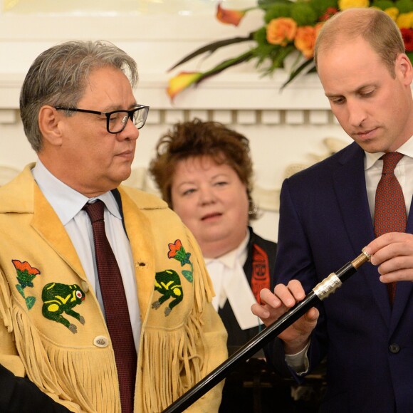 Le prince William a joué un rôle actif dans la cérémonie de réconciliation entre des chefs de la communauté indigène de Colombie-Britannique et le gouvernement, aidant à placer une bague symbolique sur le sceptre noir du jubilé de diamant, juste avant la réception organisée en son honneur et celui de la duchesse Catherine de Cambridge le 26 septembre 2016 à la Maison du Gouvernement de Victoria, au troisième jour de leur visite officielle au Canada.