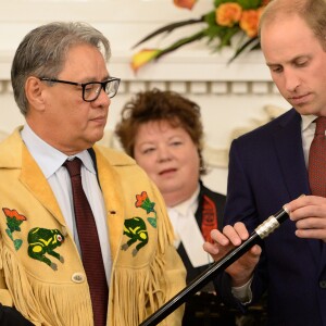 Le prince William a joué un rôle actif dans la cérémonie de réconciliation entre des chefs de la communauté indigène de Colombie-Britannique et le gouvernement, aidant à placer une bague symbolique sur le sceptre noir du jubilé de diamant, juste avant la réception organisée en son honneur et celui de la duchesse Catherine de Cambridge le 26 septembre 2016 à la Maison du Gouvernement de Victoria, au troisième jour de leur visite officielle au Canada.