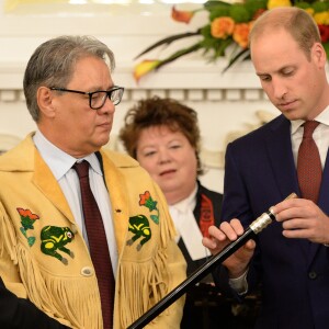 Le prince William a joué un rôle actif dans la cérémonie de réconciliation entre des chefs de la communauté indigène de Colombie-Britannique et le gouvernement, aidant à placer une bague symbolique sur le sceptre noir du jubilé de diamant, juste avant la réception organisée en son honneur et celui de la duchesse Catherine de Cambridge le 26 septembre 2016 à la Maison du Gouvernement de Victoria, au troisième jour de leur visite officielle au Canada.