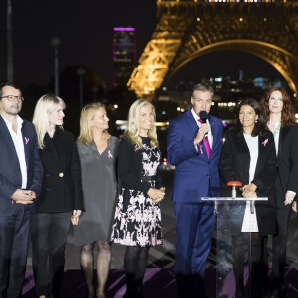 Le directeur général de Marie-Claire Jean-Paul Lubot, la rédactrice en chef de Marie-Claire Marianne Mairesse, Dr Anne Vincent-Salomon, Jane D. Hartley, Jean Christophe Jourde, Anne Hidalgo, Audrey Fleurot, Laurence Ferrari, Cristina Córdula et Mareva Galanter à la soirée de lancement "Octobre Rose" pour soutenir l'association contre le cancer du sein et remise du prix Estée Lauder au Café de l'Homme à Paris. Le 26 septembre 2016 © Olivier Borde