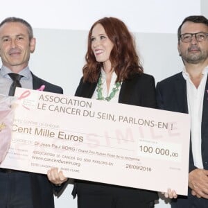 Exclusif - Dr Jean-Paul Borg, Audrey Fleurot et le directeur général de Marie-Claire Jean-Paul Lubot  à la soirée de lancement "Octobre Rose" pour soutenir l'association contre le cancer du sein et remise du prix Estée Lauder au Café de l'Homme à Paris. Le 26 septembre 2016 © Olivier Borde