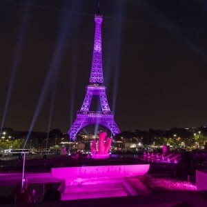 Illustration de la Tour Eiffel en rose - Personnalités à la soirée de lancement "Octobre Rose" pour soutenir l'association contre le cancer du sein et remise du prix Estée Lauder au Café de l'Homme à Paris. Le 26 septembre 2016 © Olivier Borde / Bestimage