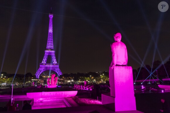 Illustration de la Tour Eiffel en rose - Personnalités à la soirée de lancement "Octobre Rose" pour soutenir l'association contre le cancer du sein et remise du prix Estée Lauder au Café de l'Homme à Paris. Le 26 septembre 2016 © Olivier Borde / Bestimage