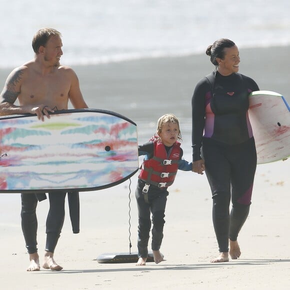 Exclusif - Alanis Morissette, son mari Mario Treadway et son fils Ever Imre Morissette-Treadway font du surf sur une plage à Malibu, le 27 septembre 2016