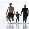Exclusif - Alanis Morissette, son mari Mario Treadway et son fils Ever Imre Morissette-Treadway font du surf sur une plage à Malibu, le 27 septembre 2016