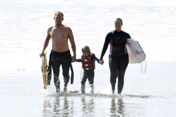 Exclusif - Alanis Morissette, son mari Mario Treadway et son fils Ever Imre Morissette-Treadway font du surf sur une plage à Malibu, le 27 septembre 2016