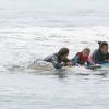 Exclusif - Alanis Morissette, son mari Mario Treadway et son fils Ever Imre Morissette-Treadway font du surf sur une plage à Malibu, le 27 septembre 2016