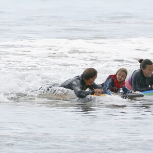 Exclusif - Alanis Morissette, son mari Mario Treadway et son fils Ever Imre Morissette-Treadway font du surf sur une plage à Malibu, le 27 septembre 2016