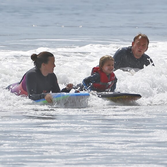 Exclusif - Alanis Morissette, son mari Mario Treadway et son fils Ever Imre Morissette-Treadway font du surf sur une plage à Malibu, le 27 septembre 2016