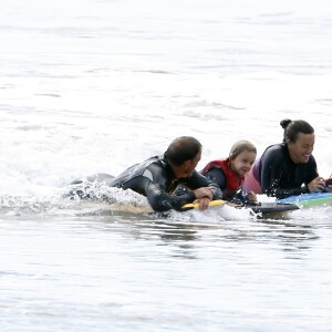 Exclusif - Alanis Morissette, son mari Mario Treadway et son fils Ever Imre Morissette-Treadway font du surf sur une plage à Malibu, le 27 septembre 2016