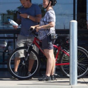 Exclusif - Alanis Morissette, son mari Mario Treadway et son fils Ever Imre Morissette-Treadway se baladent dans les rues de Malibu, le 27 septembre 2016