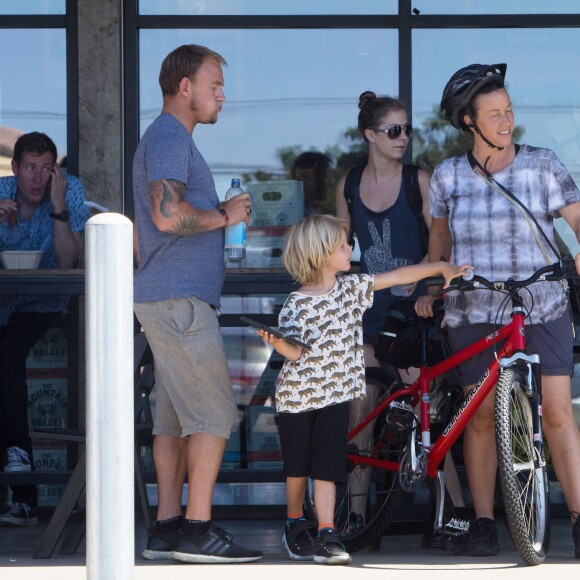 Exclusif - Alanis Morissette, son mari Mario Treadway et son fils Ever Imre Morissette-Treadway se baladent dans les rues de Malibu, le 27 septembre 2016