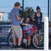 Exclusif - Alanis Morissette, son mari Mario Treadway et son fils Ever Imre Morissette-Treadway se baladent dans les rues de Malibu, le 27 septembre 2016