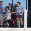 Exclusif - Alanis Morissette, son mari Mario Treadway et son fils Ever Imre Morissette-Treadway se baladent dans les rues de Malibu, le 27 septembre 2016