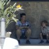 Exclusif - Alanis Morissette cherche des Pokemon avec son fils Ever Imre Morissette-Treadway dans les rues de Malibu, le 27 septembre 2016