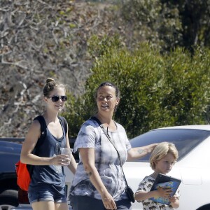 Exclusif - Alanis Morissette cherche des Pokemon avec son fils Ever Imre Morissette-Treadway dans les rues de Malibu, le 27 septembre 2016