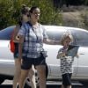 Exclusif - Alanis Morissette cherche des Pokemon avec son fils Ever Imre Morissette-Treadway dans les rues de Malibu, le 27 septembre 2016