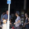 Exclusif - Alanis Morissette, son mari Mario Treadway et son fils Ever Imre Morissette-Treadway se baladent dans les rues de Malibu, le 27 septembre 2016