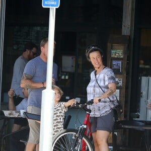 Exclusif - Alanis Morissette, son mari Mario Treadway et son fils Ever Imre Morissette-Treadway se baladent dans les rues de Malibu, le 27 septembre 2016