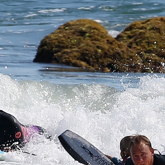 Exclusif - Alanis Morissette, son mari Mario Treadway et son fils Ever Imre Morissette-Treadway font du surf sur une plage à Malibu, le 27 septembre 2016