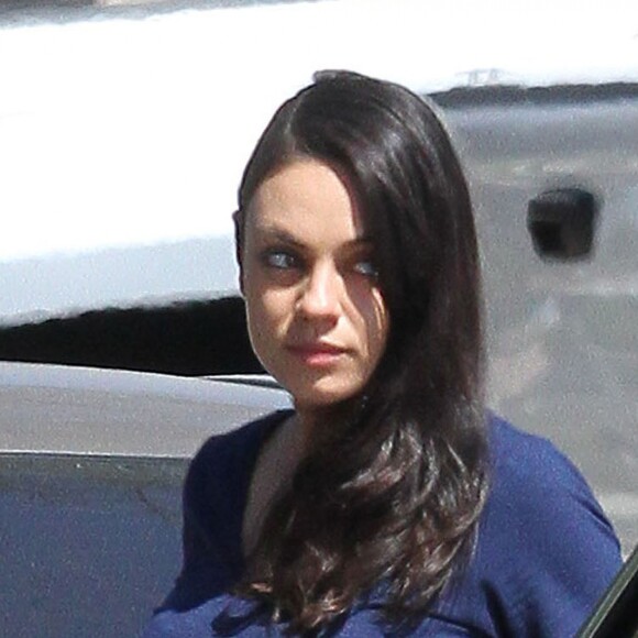 Mila Kunis enceinte se balade avec sa fille Wyatt Kutcher à Los Angeles le 28 septembre 2016. La petite Wyatt fêtera ses 2 ans le 1er octobre