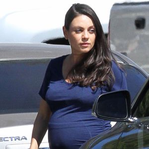 Mila Kunis enceinte se balade avec sa fille Wyatt Kutcher à Los Angeles le 28 septembre 2016. La petite Wyatt fêtera ses 2 ans le 1er octobre