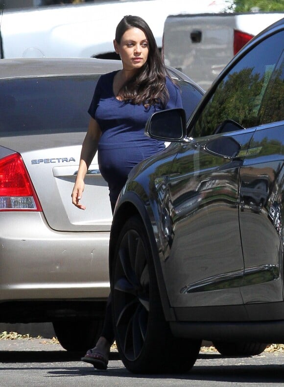 Mila Kunis enceinte se balade avec sa fille Wyatt Kutcher à Los Angeles le 28 septembre 2016. La petite Wyatt fêtera ses 2 ans le 1er octobre