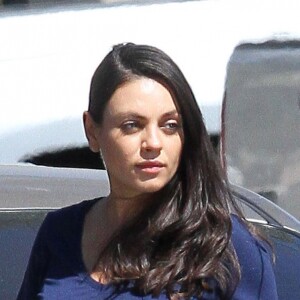 Mila Kunis enceinte se balade avec sa fille Wyatt Kutcher à Los Angeles le 28 septembre 2016. La petite Wyatt fêtera ses 2 ans le 1er octobre