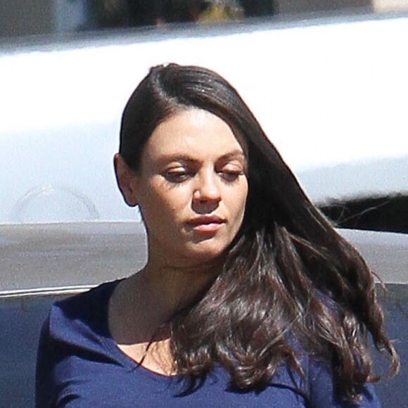 Mila Kunis enceinte se balade avec sa fille Wyatt Kutcher à Los Angeles le 28 septembre 2016. La petite Wyatt fêtera ses 2 ans le 1er octobre.
