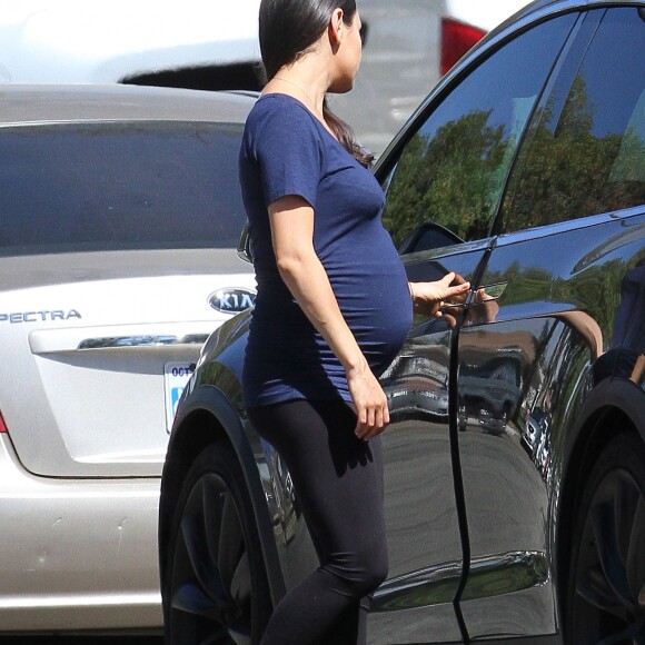 Mila Kunis enceinte se balade avec sa fille Wyatt Kutcher à Los Angeles le 28 septembre 2016. La petite Wyatt fêtera ses 2 ans le 1er octobre.
